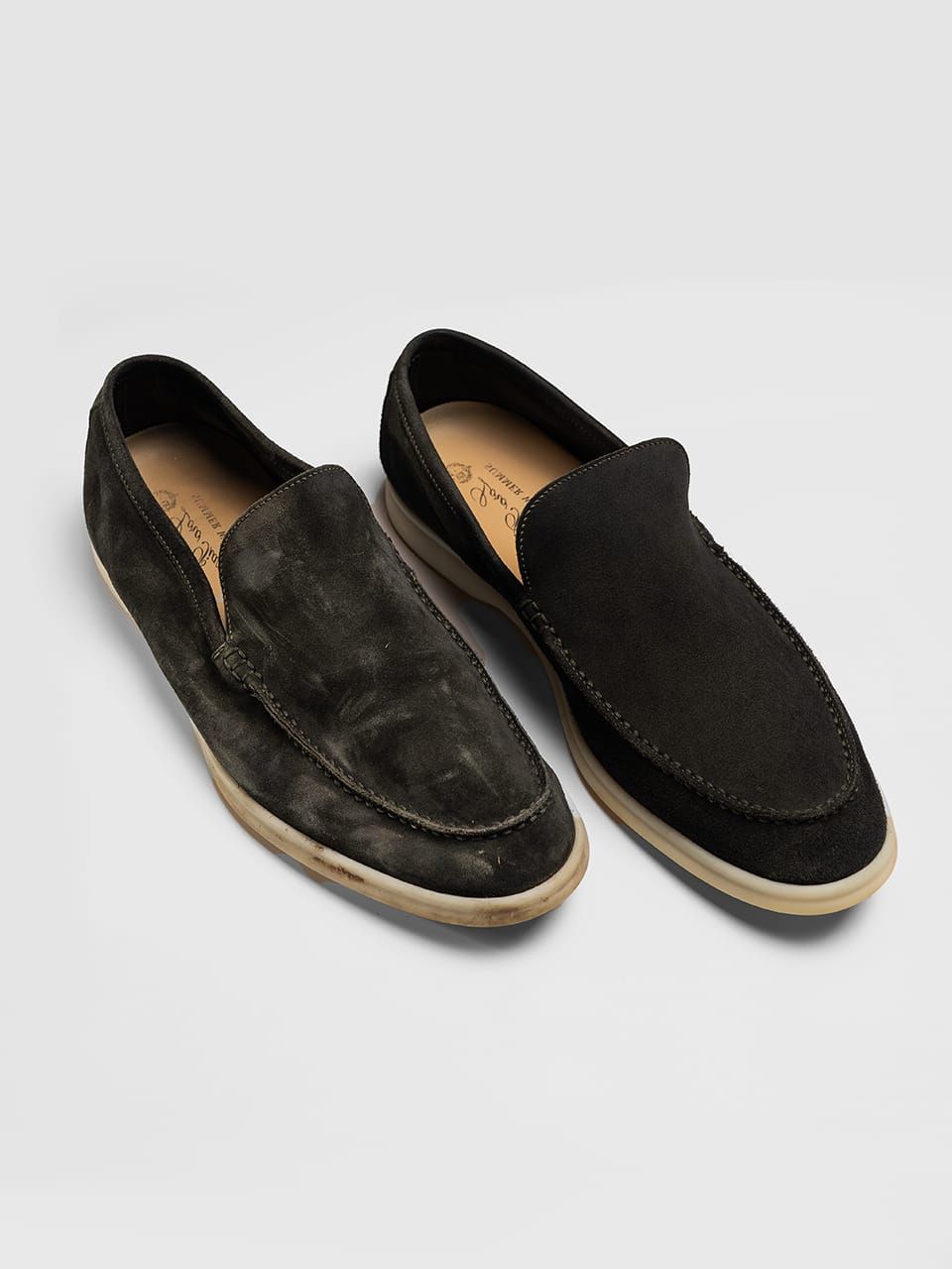 Пример ухода за тёмной обувью